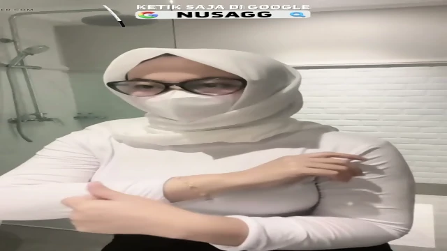 Saudari tiri tertangkap sedang memamerkan tubuh