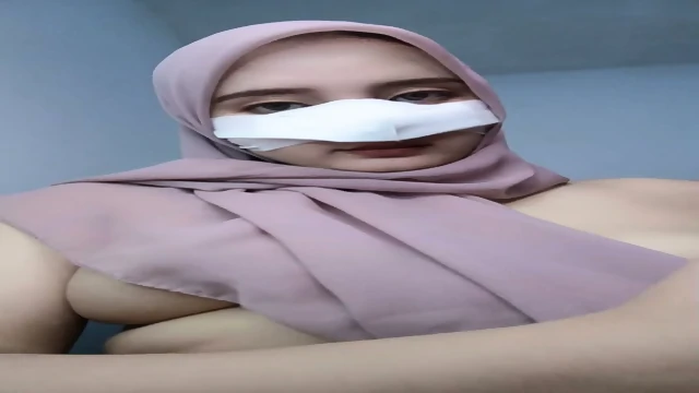Colokin Dildo Andalan Mami Kiki Ukhti Hijabers Basah Klimaks
