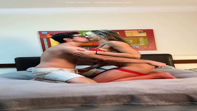 Sarah Caus Kisses And Blows Her Man