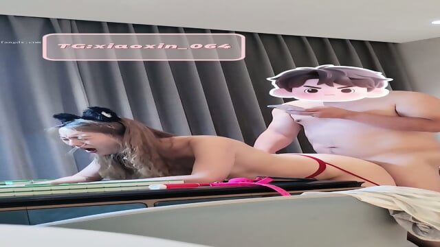 The master who specializes in training married women [xiaoxin_064, lin] treats his wife as a bitch while playing and fucking her, and she is cummed without a condom until she urinates