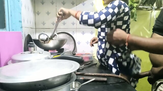 Sorprende a la novia mientras cocina