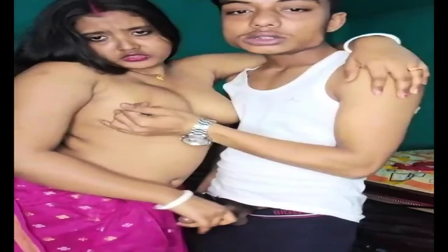 Bengali Sexy Boudi In Saree Gives Blowjob