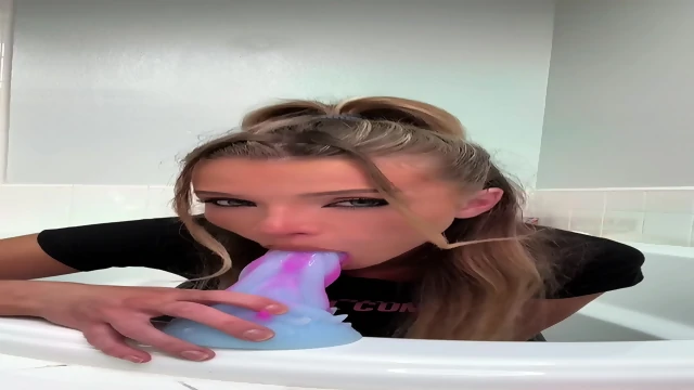 Tiny Blonde Beauty B0ug!e BB Solo