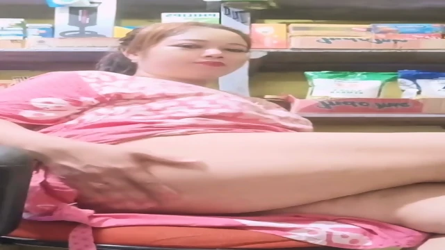 Tante Semok Ngangkang Apem Tembem Di Warung
