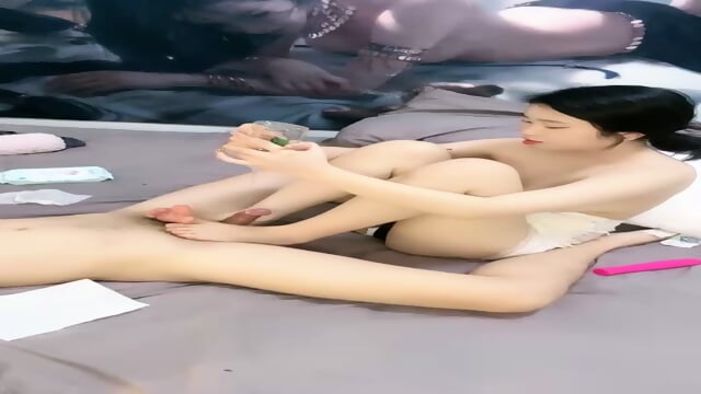 The big-eyed cute girl is considerate to her girlfriend and uses professional techniques to masturbate, footjob and JJ stepping, oil massage for private parts health care