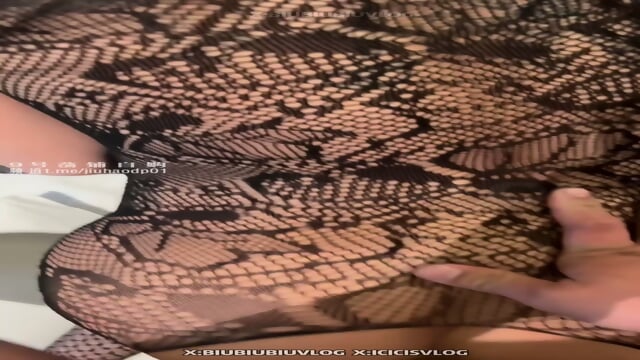 Female college student flight attendant in 2004 [Nan] [17-year-old G-cup heroine] [Outdoor three-way married young woman, anal sex 4P