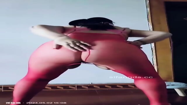 Recommend Douyin’sexy mature lady [Hua Zhi] to dance naked for temptation, show off her pussy on a large scale, masturbate to climax with props, don’t miss it if you like aunties