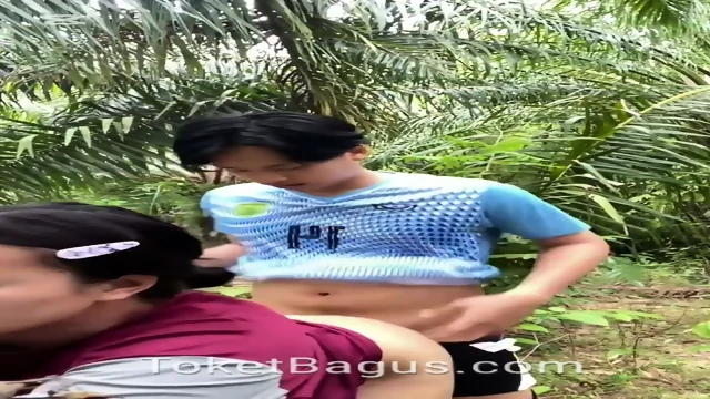 Ibu tiri dan anak tiri ngewe di kebun sawit part2