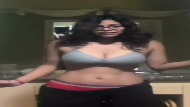 SEXY CHASMISH GF NAYAPRAKASH SHOWING HER SEXY BODY ON VC