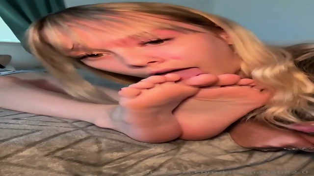 Amateur lesbian foot worship(tg in bio)