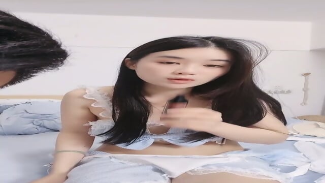 A new and elegant lady! The smile is so sweet! The home sex friend fucks her pussy, has fair skin and beautiful breasts, a flexible little tongue to lick the dick, and actively rides and fucks her hard