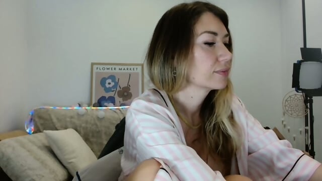 Teen gymnast's flexible legs spread wide for deep creampie