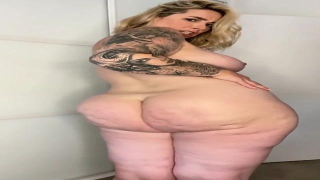 Amazing ass milf