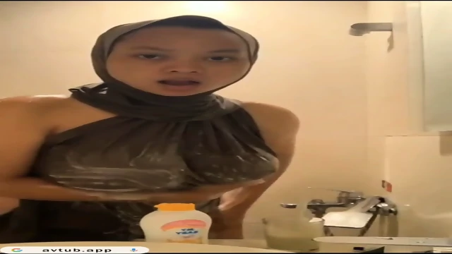 Mirna tobrut mandi bugil hijab