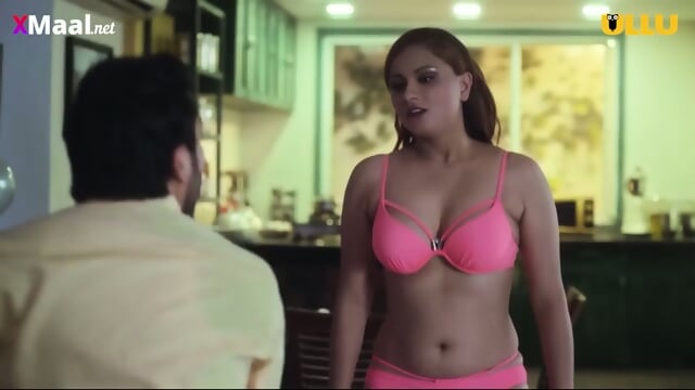 Anand ne apni gf ke samne sexy robot ko kari jabardast kiss. Ullu indian web series, Rajshot