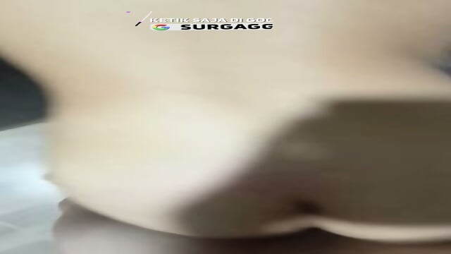 Aku memergoki putri tetangga masturbasi di dapur