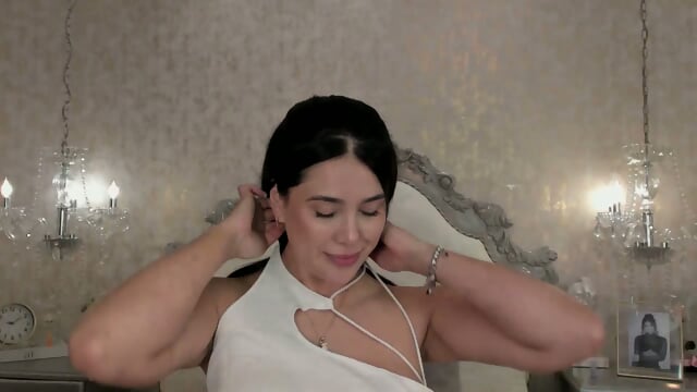 Teen gymnast's flexible body contorted into impossible positions by BBC