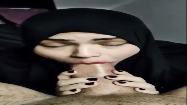 Arabic Hijabi Milf Gives Blowjob To A White Dick