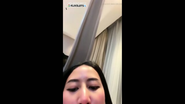 Seks gadis terangsang di panggilan video.