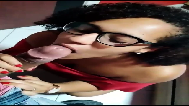 VITÃRIA CAMILLE PUTA GOSTOSA DE PIRITUBA MAMANDO A  CLIENTE