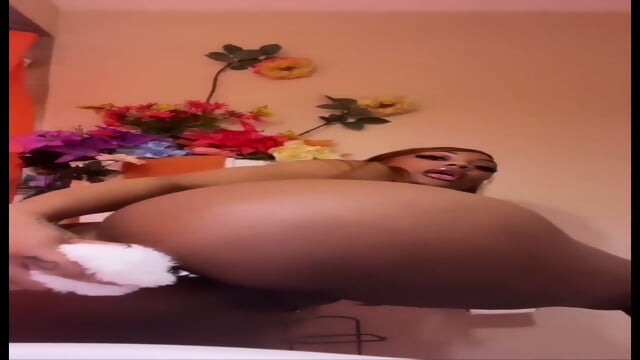 Ebony: Her google drive folder, 233 videos => https://rentry.co/t7g8ug3s