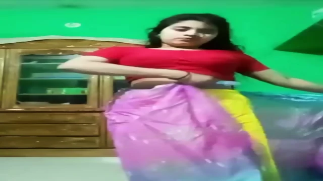 Saree Wali Indian Hot Girl Showing Her Hot Database And Fing Ring