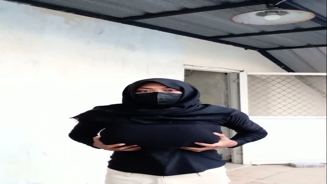 Cewek toket gede hobi remes susu