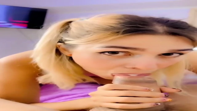 Flaca De Buen Culo Da Una Buena Mamada Antes De Montar