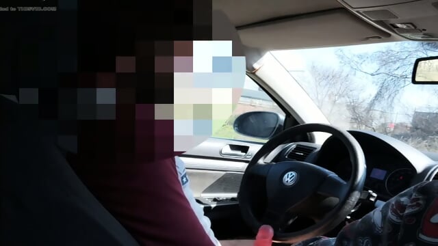 un baiat care e freaca pula uni tip de volan pana cand sperma va fi ejagulata pe volan