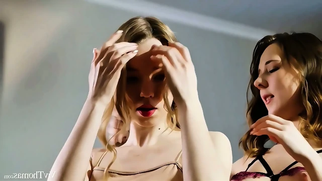 4K UPSKAIL- She undress her girlfriend