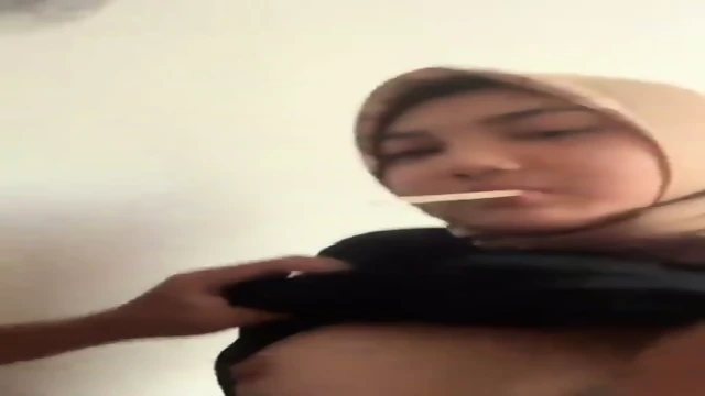 Pacar Minta Nyusu Ke Cewe Hijab Cantik