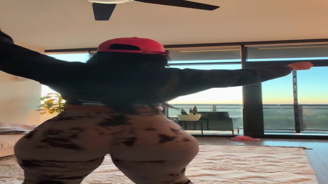 Big booty twerk in leggings