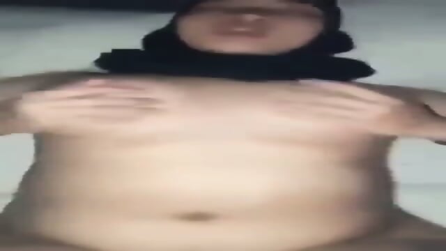 CEWEK MUSLIM KERUDUNG HITAM KEENAKAN DI ENTOT PRIA DI HOTEL