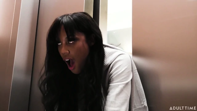 Interracial Em Pleno Elevador