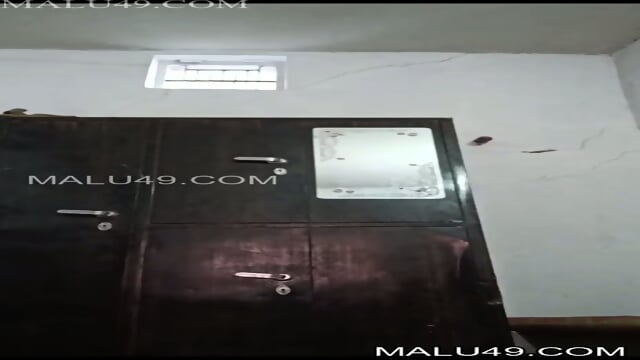 Indian hot bhabhi flaunts her boobs