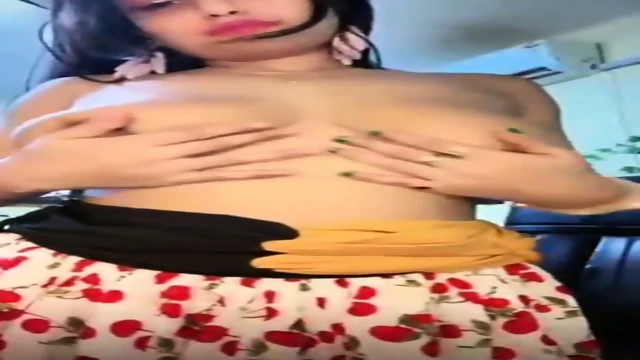 Hot Zoya Playing With Boobs Chamet Live