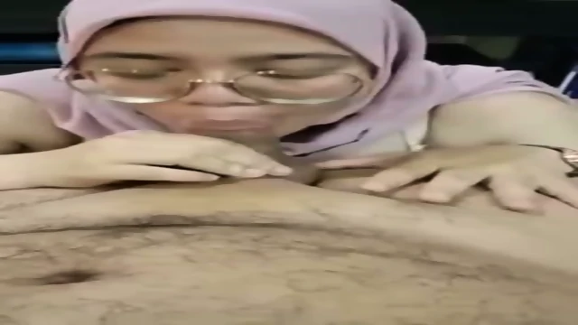 Ukhti kacamata karaoke penuh semangat