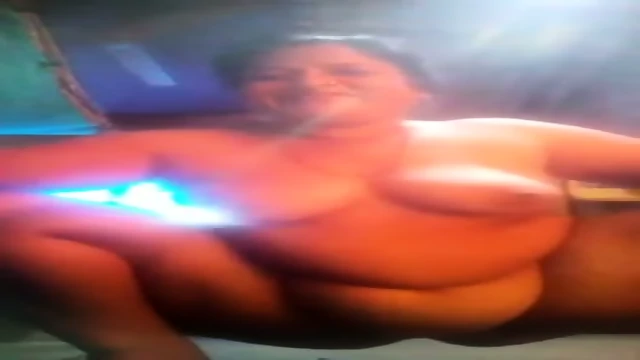 Desi bhabhi  showing pusssy