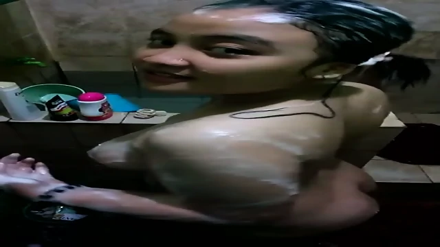 ABG chubby rekam mandi buat ayang