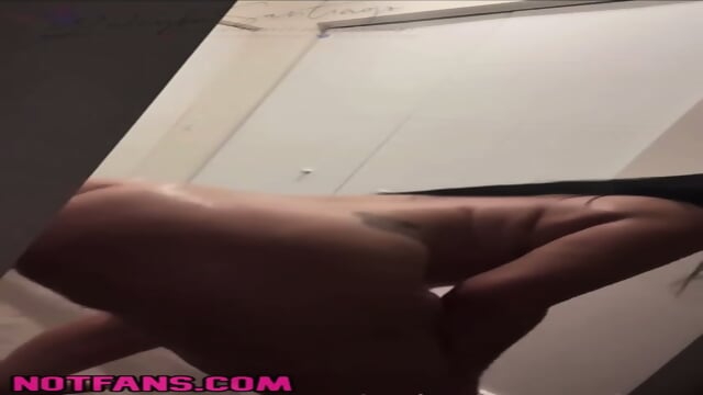 Zuleyka oils her juicy ass
