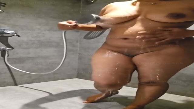 Desi mallu bhabhi taking shower and recording for boyfriend