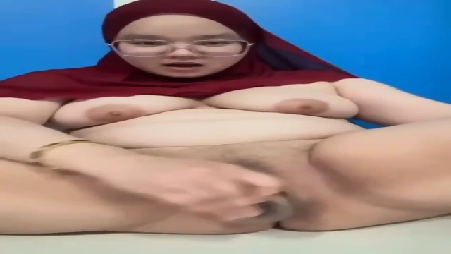 Ukhti kacamata chubby colmek pake dildo