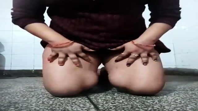 Sexy Indian bhabhi pissing