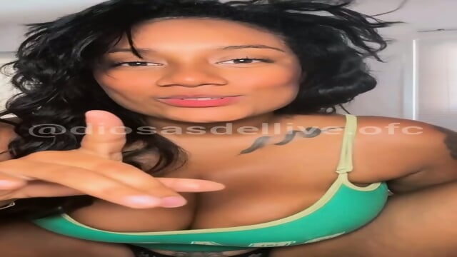 Morena peituda se exibindo
