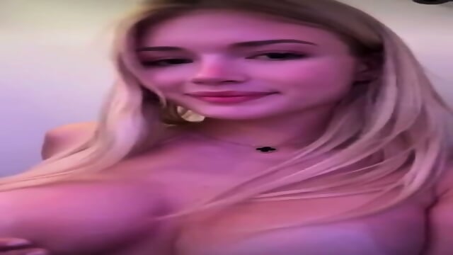 Hermosa rubia de cuerpo perfecto se toca en en el baÃ±o del aviÃ³n