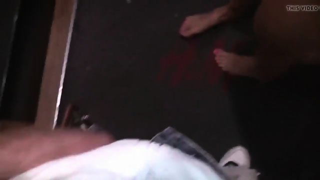 Ficken bei H&M! Sie laesst Creampie in Slip laufen!