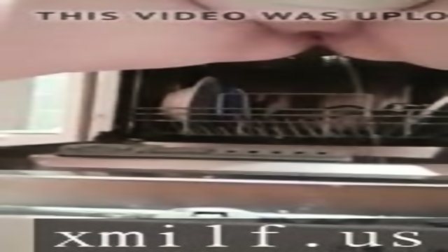 BBW PISSING IN THE DISHWASHER REDHEAD BIZARRE GOLDEN SHOWER by