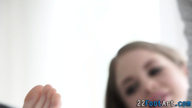 Kinky ho foot tugging and sucking