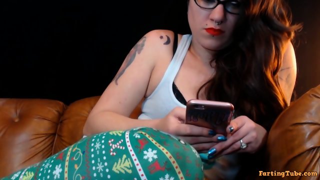 Big booty sexy girl breaking in her leggings with bubbly farts