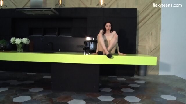 Dasha Kuvshin sexy split